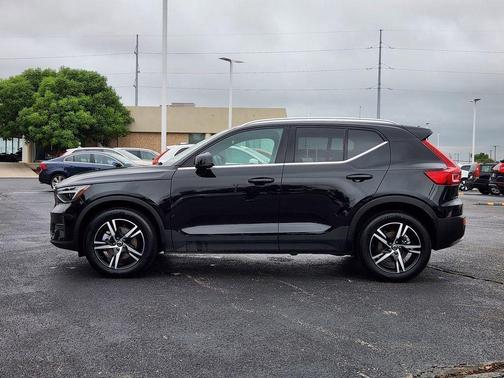 2025 Volvo XC40 B5 Core Bright Theme