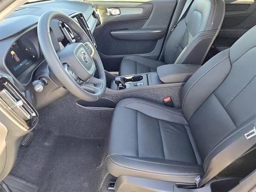 2025 Volvo XC40 B5 Core Bright Theme