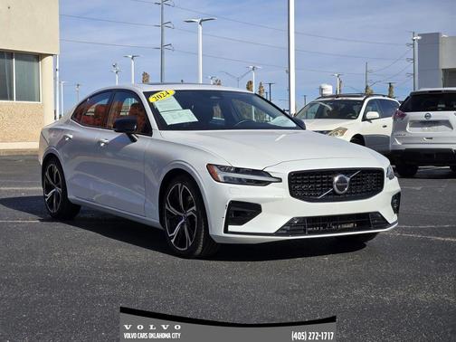 2024 Volvo S60 B5 Core Dark Theme