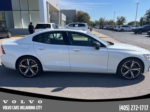 2024 Volvo S60 B5 Core Dark Theme