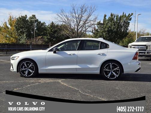 2024 Volvo S60 B5 Core Dark Theme