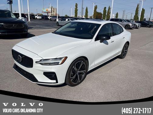 2024 Volvo S60 B5 Core Dark Theme