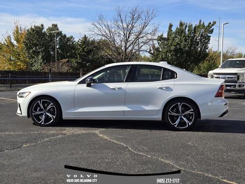 2024 Volvo S60 B5 Core Dark Theme