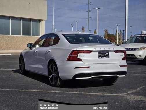 2024 Volvo S60 B5 Core Dark Theme