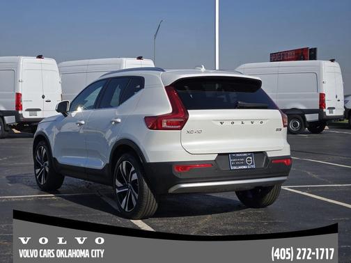 Crystal White Metallic 2024 Volvo XC40 B5 Ultimate Bright Theme