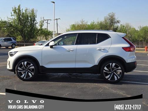Crystal White Metallic 2024 Volvo XC40 B5 Ultimate Bright Theme