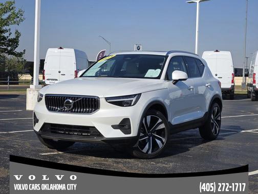 Crystal White Metallic 2024 Volvo XC40 B5 Ultimate Bright Theme