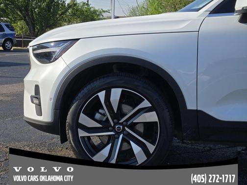 Crystal White Metallic 2024 Volvo XC40 B5 Ultimate Bright Theme