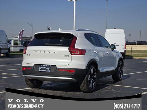 Crystal White Metallic 2024 Volvo XC40 B5 Ultimate Bright Theme