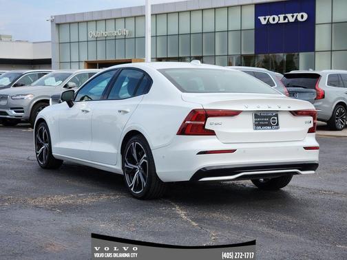 2024 Volvo S60 B5 Plus Dark Theme