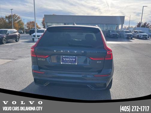 2023 Volvo XC60 B5 Ultimate Dark Theme