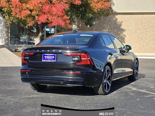 2024 Volvo S60 B5 Plus Dark Theme