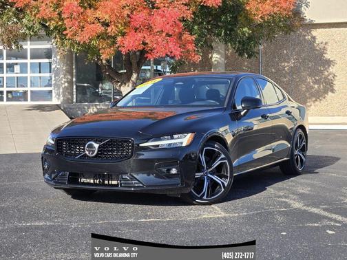 2024 Volvo S60 B5 Plus Dark Theme