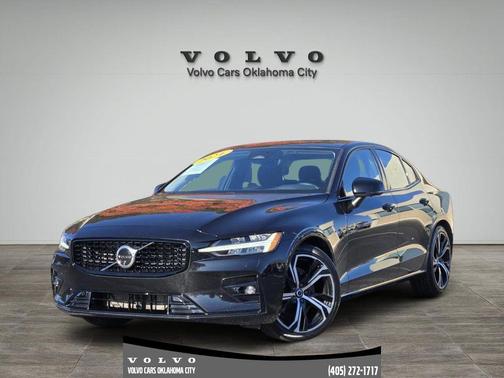 2024 Volvo S60 B5 Plus Dark Theme