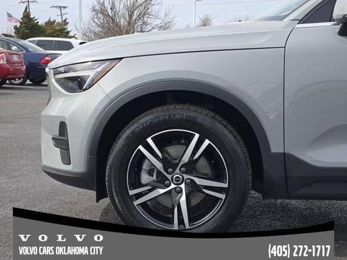 2025 Volvo XC40 B5 Core Bright Theme