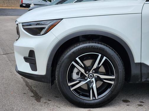 2025 Volvo XC40 B5 Core Bright Theme
