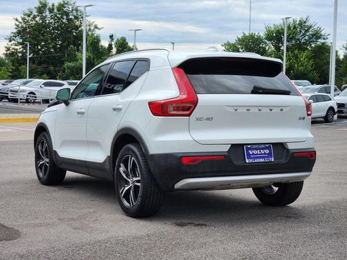 2025 Volvo XC40 B5 Core Bright Theme