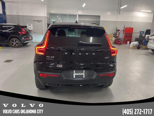 2023 Volvo XC40 B5 Plus Dark Theme