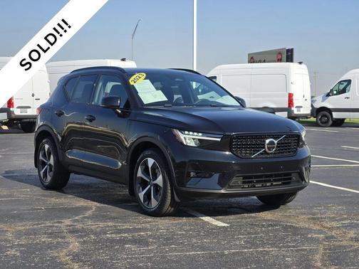Onyx Black Metallic 2023 Volvo XC40 B5 Plus Dark Theme