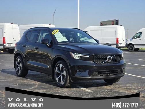 2023 Volvo XC40 B5 Plus Dark Theme