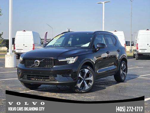 2023 Volvo XC40 B5 Plus Dark Theme