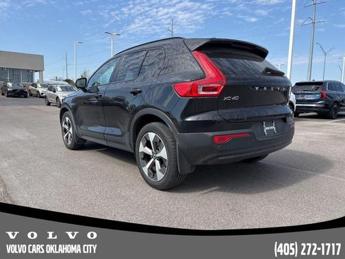 Onyx Black Metallic 2023 Volvo XC40 B5 Plus Dark Theme
