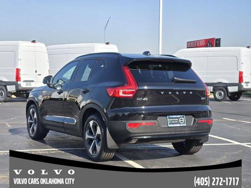 2023 Volvo XC40 B5 Plus Dark Theme