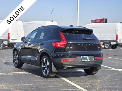 Onyx Black Metallic 2023 Volvo XC40 B5 Plus Dark Theme