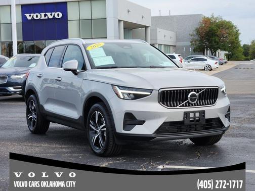 2025 Volvo XC40 B5 Core Bright Theme