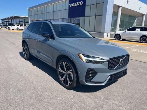 2023 Volvo XC60 B5 Ultimate Dark Theme