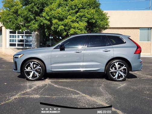 2023 Volvo XC60 B5 Ultimate Dark Theme