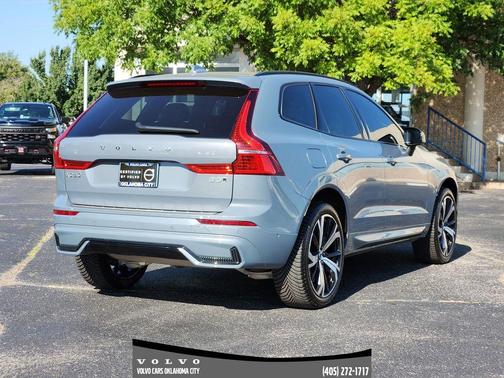 2023 Volvo XC60 B5 Ultimate Dark Theme