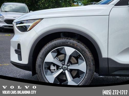 2025 Volvo XC40 B5 Core Bright Theme