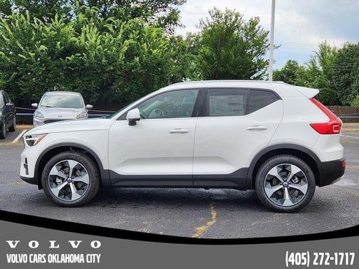 2025 Volvo XC40 B5 Core Bright Theme