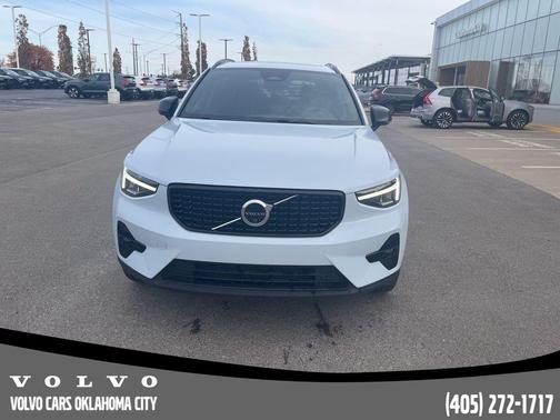 2025 Volvo XC40 B5 Plus Dark Theme
