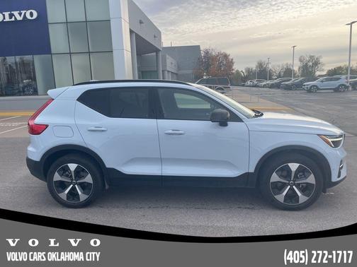 2025 Volvo XC40 B5 Plus Dark Theme