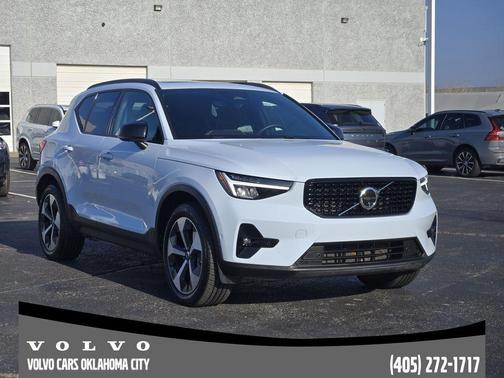 2025 Volvo XC40 B5 Plus Dark Theme
