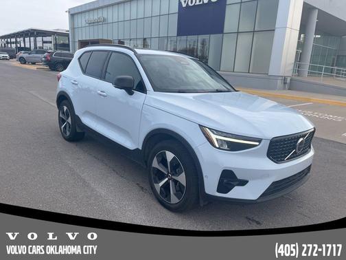 2025 Volvo XC40 B5 Plus Dark Theme