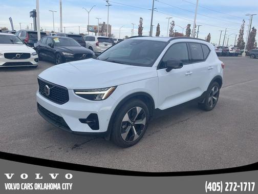 2025 Volvo XC40 B5 Plus Dark Theme