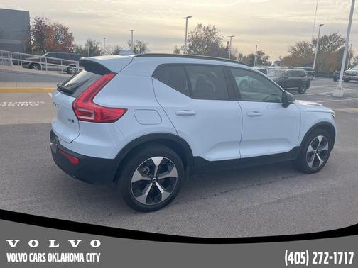 2025 Volvo XC40 B5 Plus Dark Theme