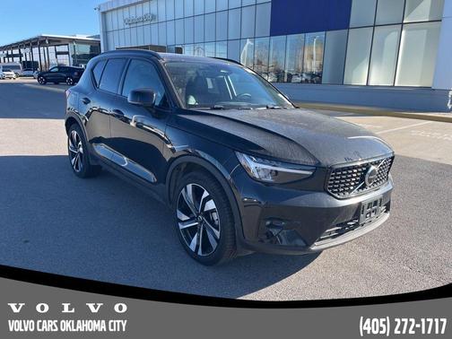 2025 Volvo XC40 B5 Plus Dark Theme