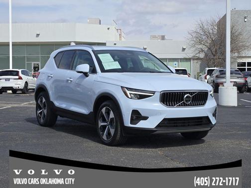 2025 Volvo XC40 B5 Plus Bright Theme