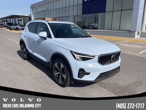 2025 Volvo XC40 B5 Plus Bright Theme