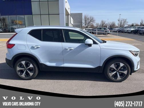 2025 Volvo XC40 B5 Plus Bright Theme