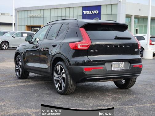 2025 Volvo XC40 B5 Plus Dark Theme