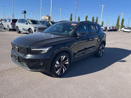 2025 Volvo XC40 B5 Plus Dark Theme