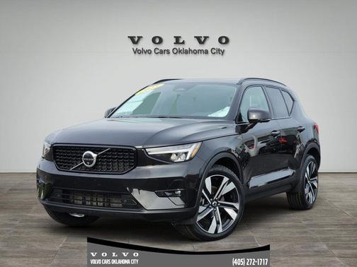 2025 Volvo XC40 B5 Plus Dark Theme