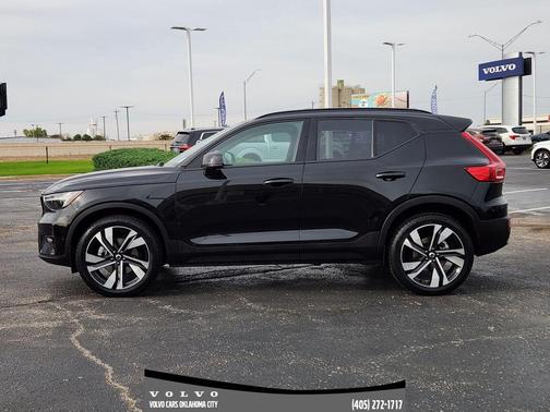 2025 Volvo XC40 B5 Plus Dark Theme