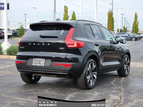 2025 Volvo XC40 B5 Plus Dark Theme