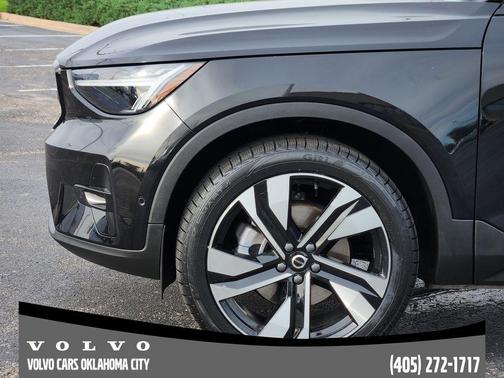 2025 Volvo XC40 B5 Plus Dark Theme